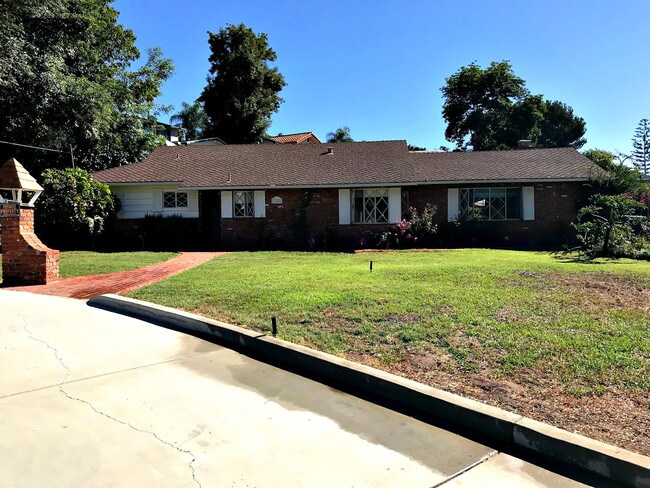 Building Photo - 1580 Encino Dr