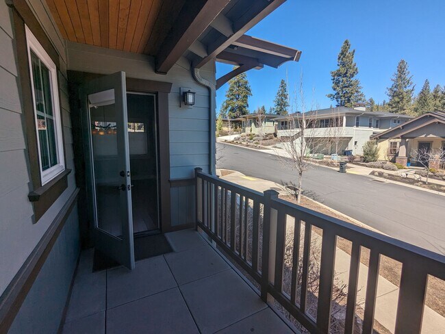 Foto del edificio - Gorgeous 3x2 in NW Bend w/ a double-car garage and island kitchen