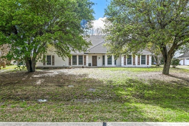 Building Photo - 303 Riva Ridge