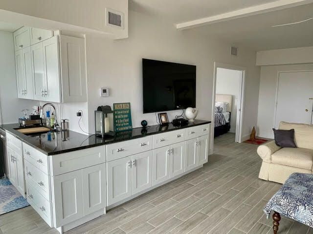 Building Photo - 3230 S Ocean Blvd