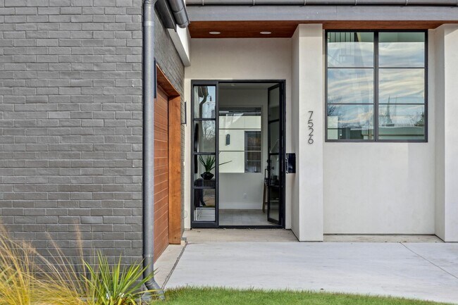 Foto del edificio - 7526 Kenwell St