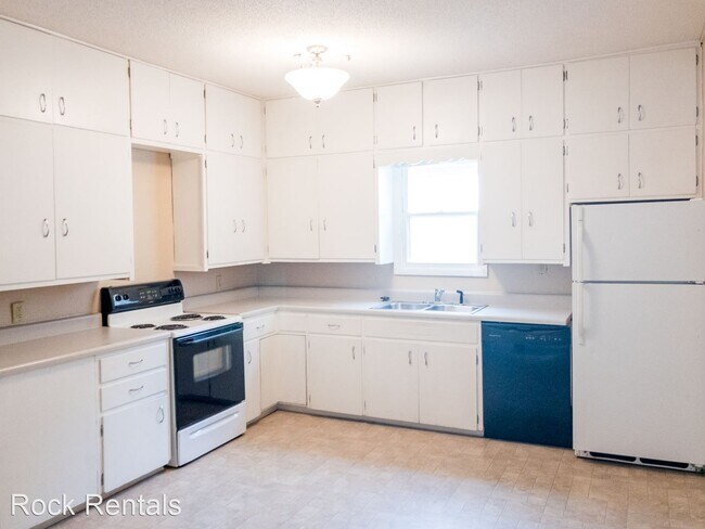 Building Photo - 3 br, 1 bath House - 307 E 11th