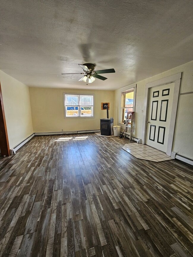 Building Photo - 2 BED | 1 BATH | HOME | CENTRALLY LOCATED ...