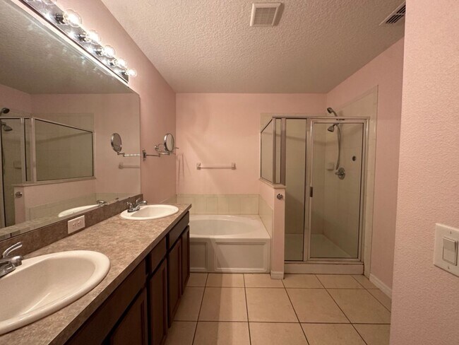 Foto del edificio - Beautiful Home in a Quiet Family Friendly ...