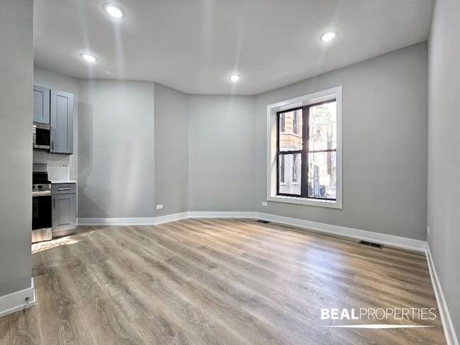 Building Photo - 428 W Belden Ave