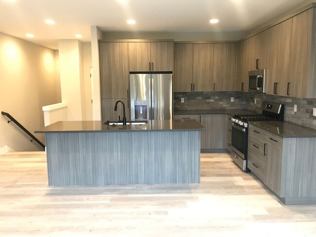 Building Photo - Pet Friendly Three Bedroom in Central Location!