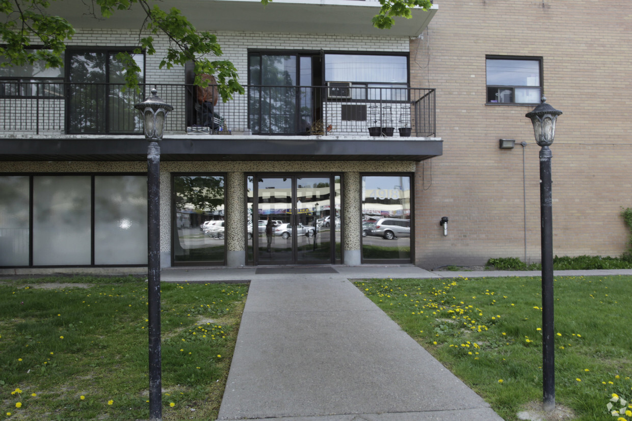 Building Photo - Brenthall Apartments