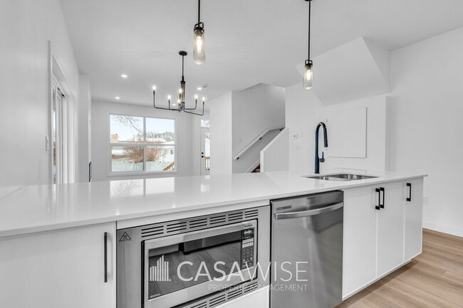 Photo du bâtiment - 15416-15496 96 Ave NW