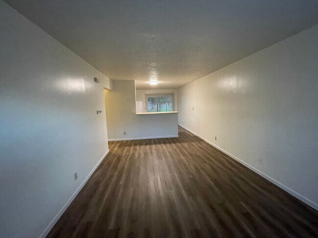 Building Photo - 1606-3