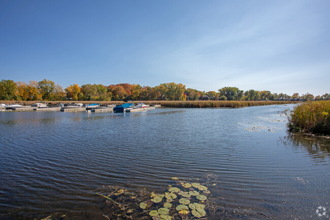 Acceso a kayak y tabla de remo y embarcaderos para residentes en el lago Minnetonka - Harbor District Apartments