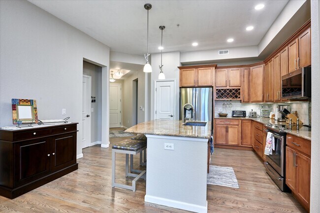 Foto del edificio - 7820 Inverness Blvd