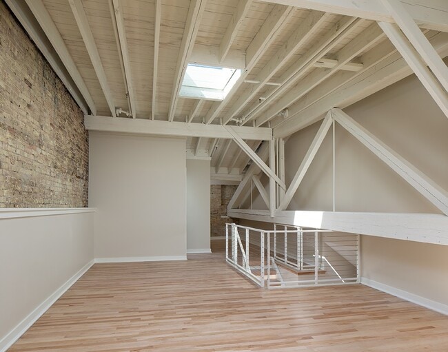 Spacious second floor with skylights and luxurious bathroom - 427 W National Ave