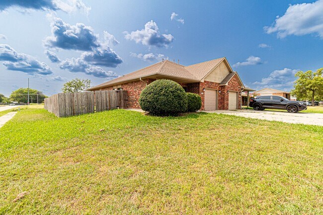 Building Photo - 3 Bed 2 Bath in Norman! Hals off on the fi...