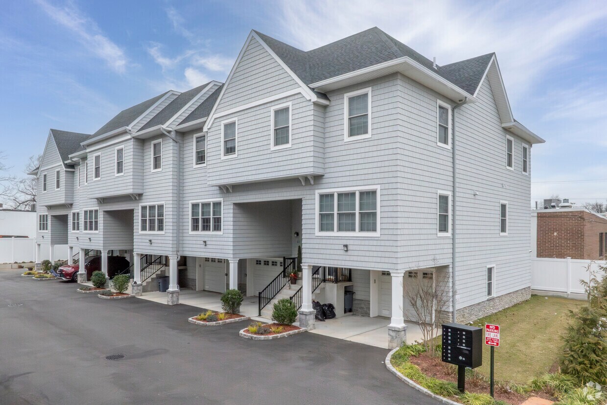 Primary Photo - Fairfield Townhomes at Valley Stream