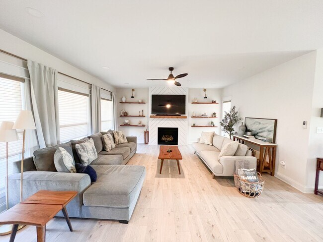 Foto del edificio - 4 Bedroom 3 1/2 Bathroom Home!!!