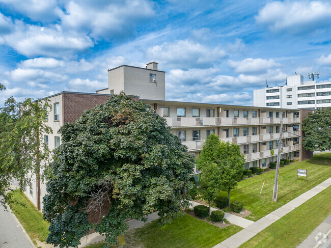 Building Photo - Glen Oaks
