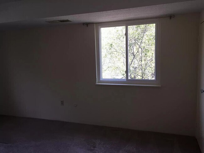 Master Bedroom - 5 Silver Hill Ln