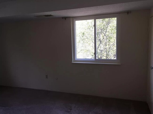 Master Bedroom - 5 Silver Hill Ln
