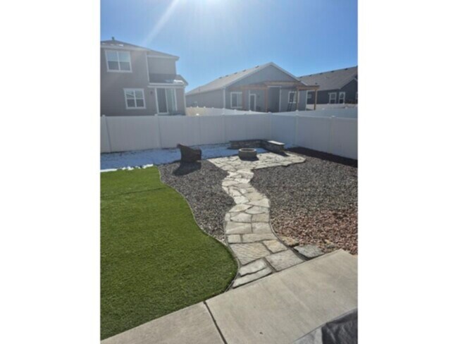 Building Photo - Single Family Home