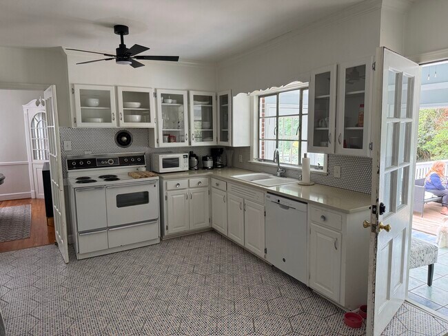 Foto del edificio - 4111 W Friendly Ave