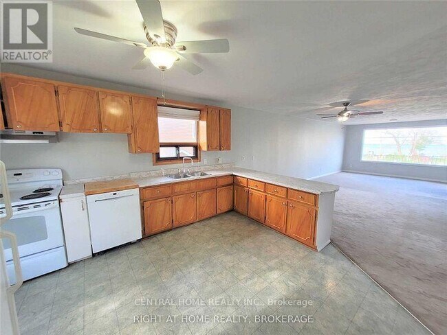 Building Photo - 255 Bayview Ave