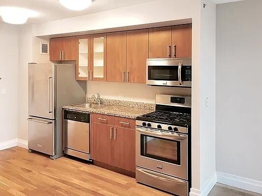 Building Photo - 776 6th Ave