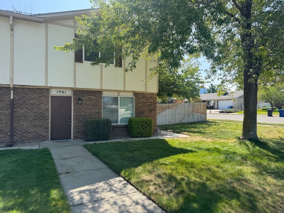 Primary Photo - Beautiful duplex in amazing location!