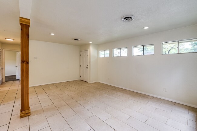 Building Photo - Cute 2 Bedroom 1 Bath- Walking Distance to...