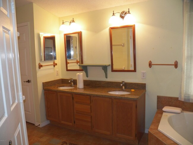 Foto del edificio - 221 Cove Rd