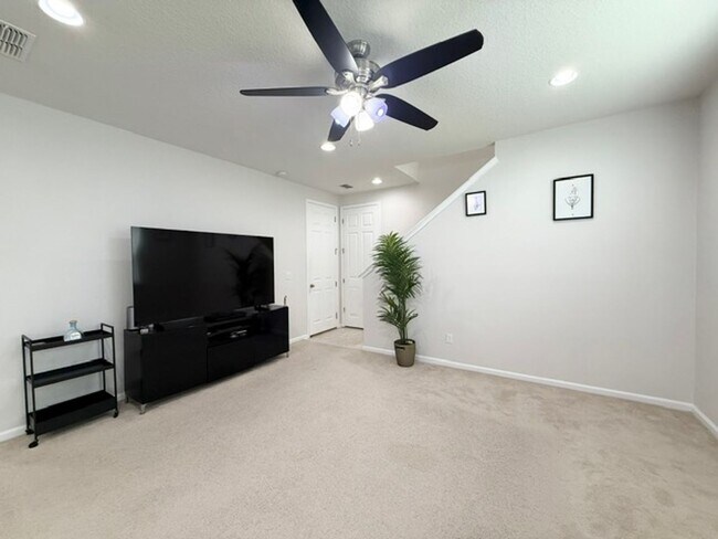 Building Photo - Beautiful home available for rent in the d...