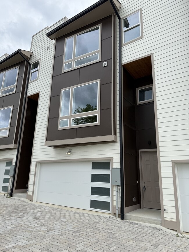 Building Photo - 105 Hart Ln