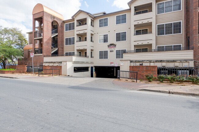 Foto del edificio - UT PRE-LEASE: Large 3 bed/2 bath Centennial Condos unit. Just steps from UT Campus!