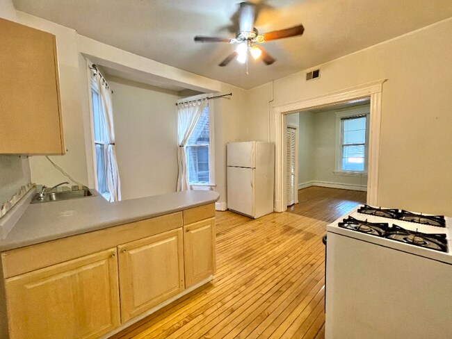 Foto del edificio - 1448 N Maplewood Ave