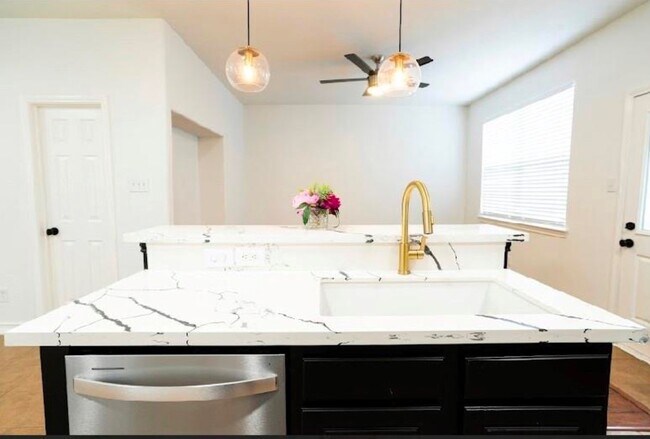 Building Photo - 14413 Rosehedge Ct