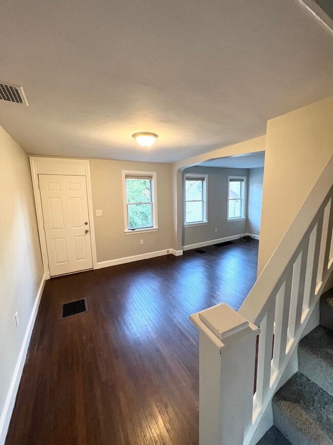 Building Photo - Newly Renovated 3 Bedroom, 1 Bathroom in M...