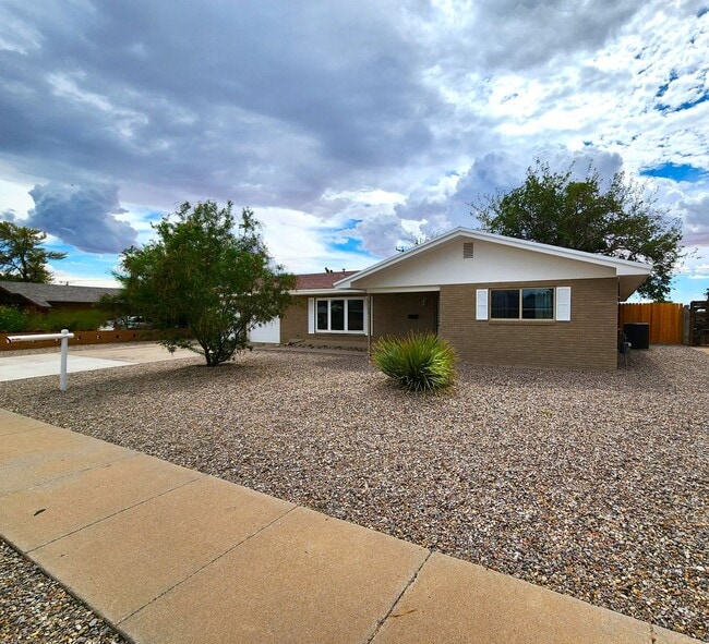Building Photo - 2105 Carlyle Dr