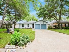Building Photo - 2528 Village Cir Dr