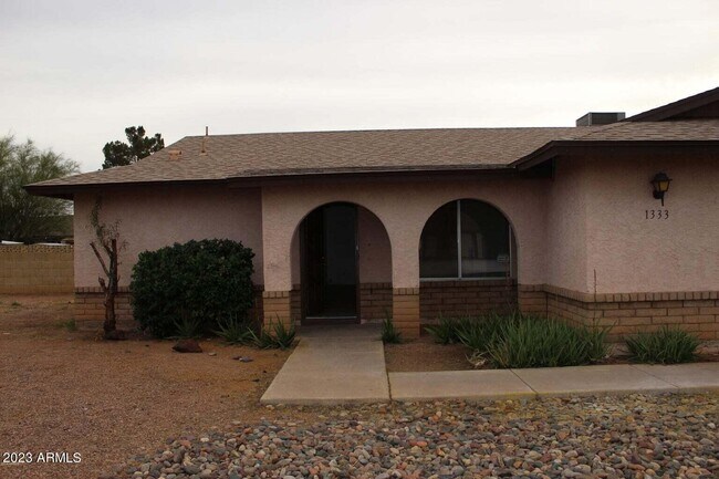 Building Photo - 1333 E Grove Cir