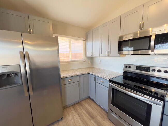 Foto del edificio - 4 bedrooms, 2 bathrooms home located in Henderson