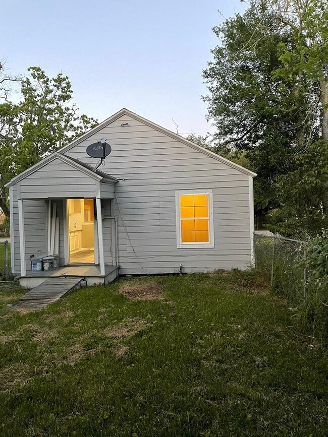 Building Photo - Your dream home awaits!