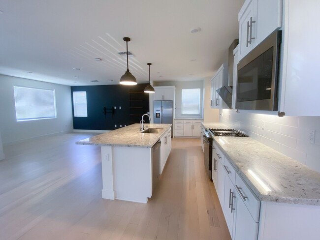 Building Photo - Charming 4 bed, 4.5 bath townhome