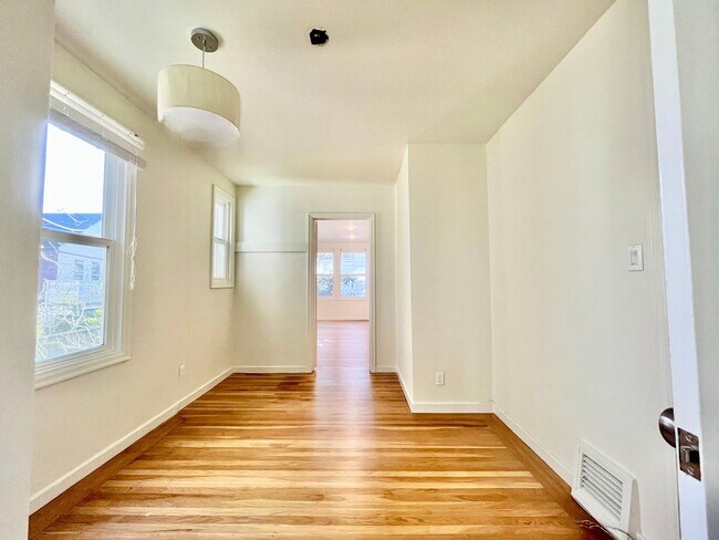 Foto del edificio - Located on amazing Lake Street 1Bed/1Bath