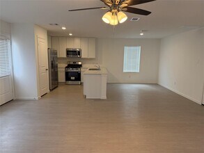 Building Photo - 16718 Spotted Oak Dr