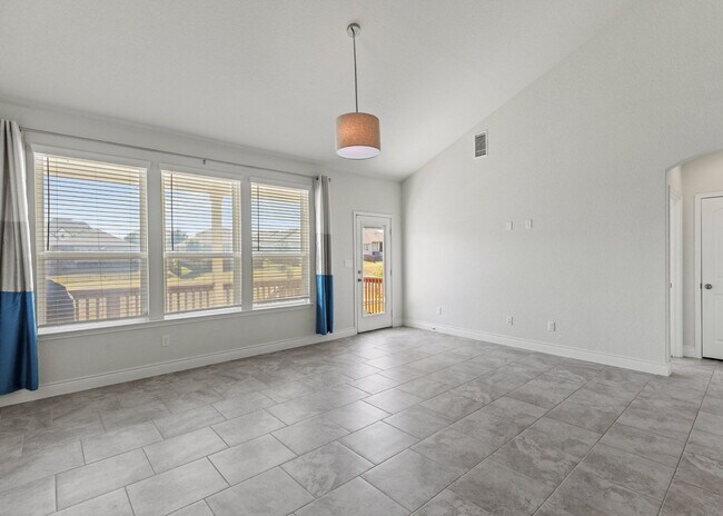 Foto del edificio - Spacious 4 Bedroom, 3.5 Bath Home with Gre...