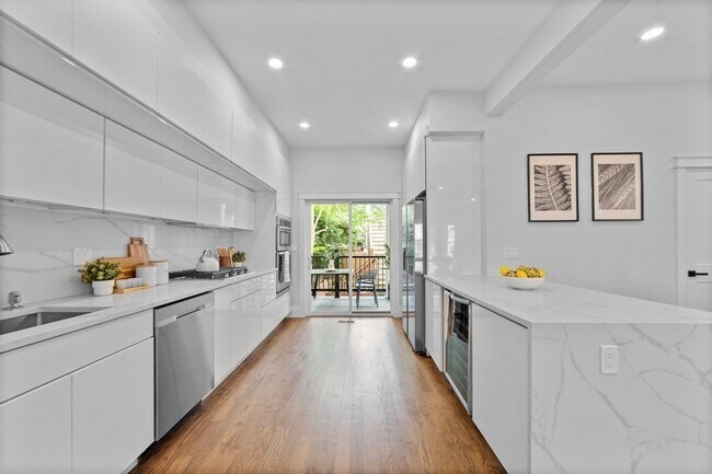 Foto del edificio - 615 E 3rd St