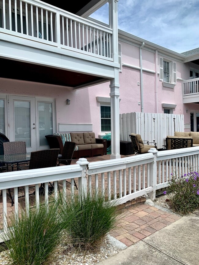 Building Photo - 4834 Beach Dr SE