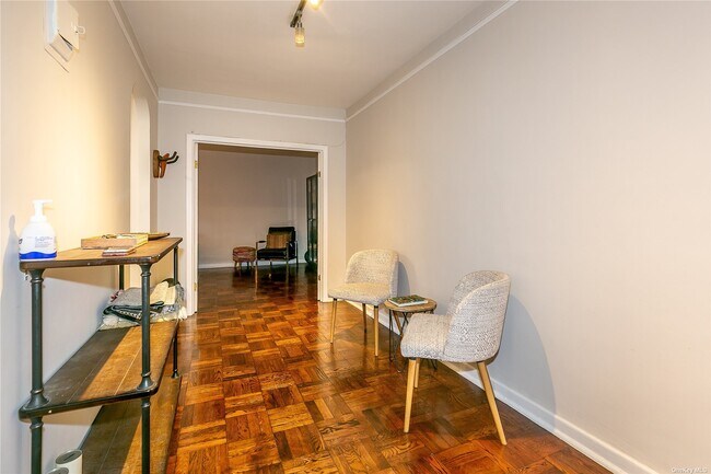 Foto del edificio - 65-60 Wetherole St