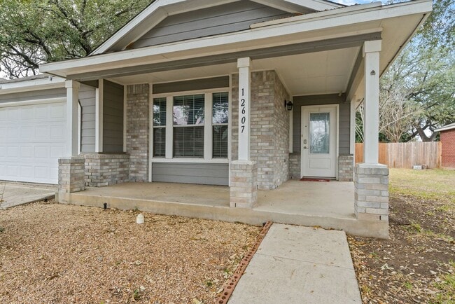 Building Photo - Charming 3-Bedroom Home in Carriage Hills ...