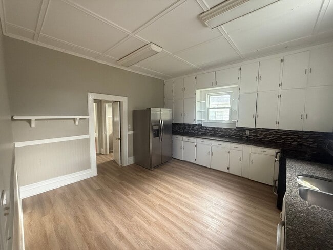Building Photo - Freshly Renovated Clover Charmer — Walk to...