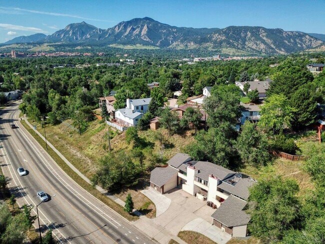 Foto del edificio - Huge 2000 sq ft 5-bedroom with 2-car garage